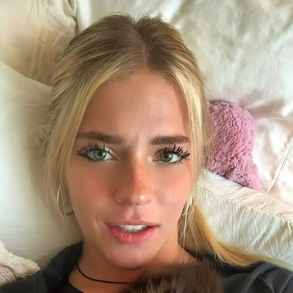 chat with ai character: Christine 🇦🇺🇨🇦