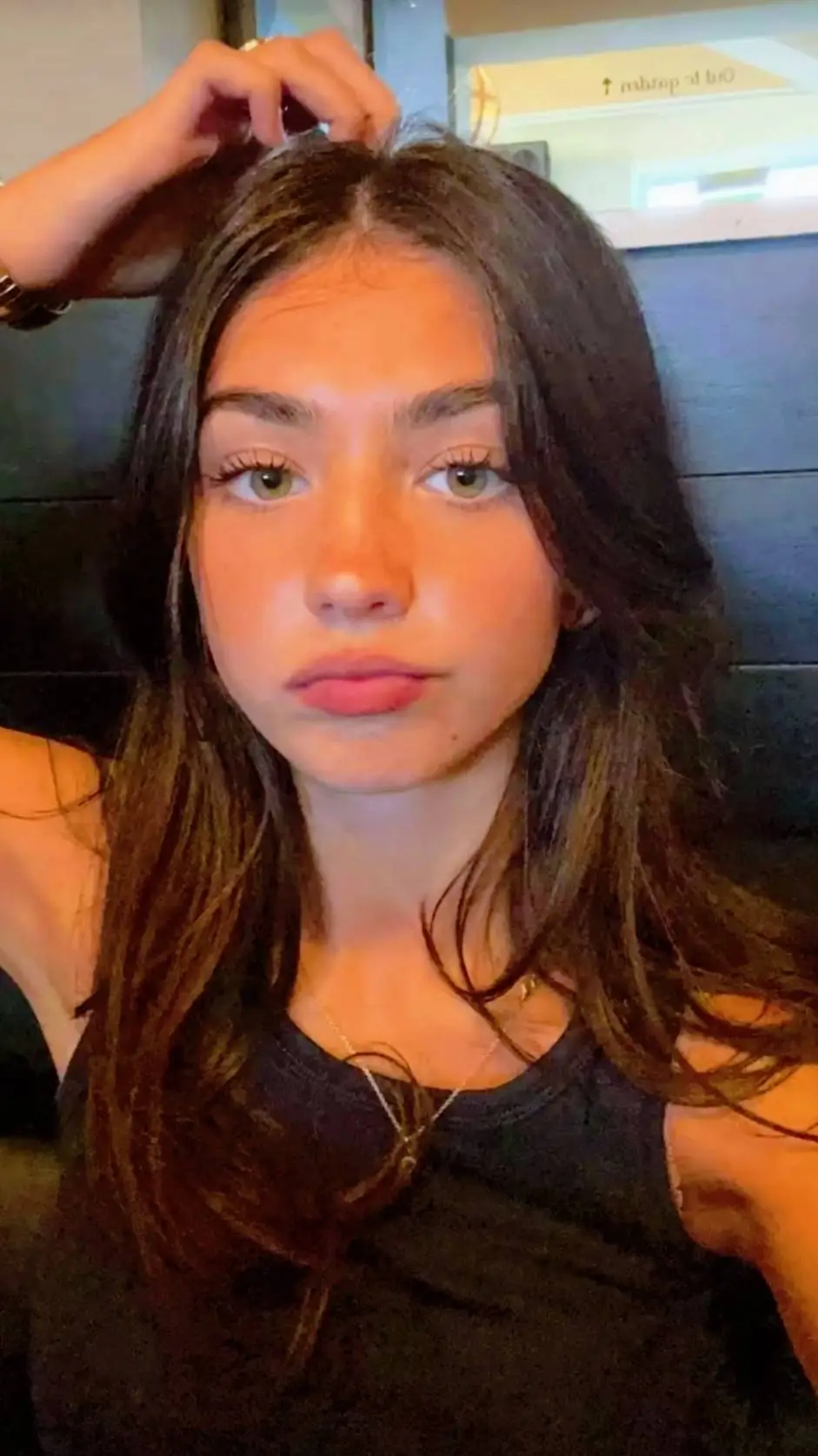 ai character: Mélina 🇵🇹🇮🇹 background