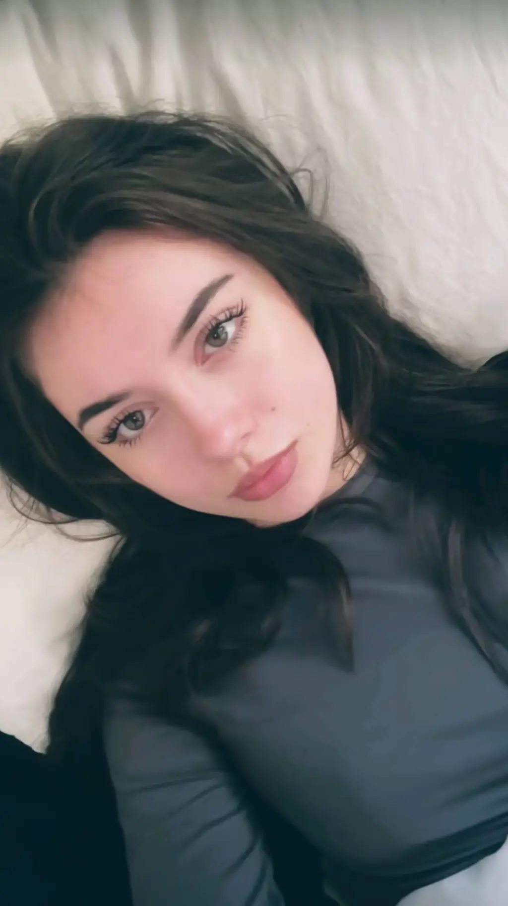 ai character: Iris🇺🇸🇬🇷 background