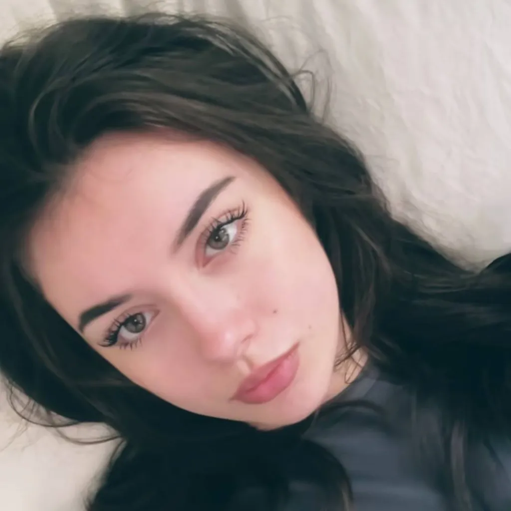 chat with ai character: Iris🇺🇸🇬🇷