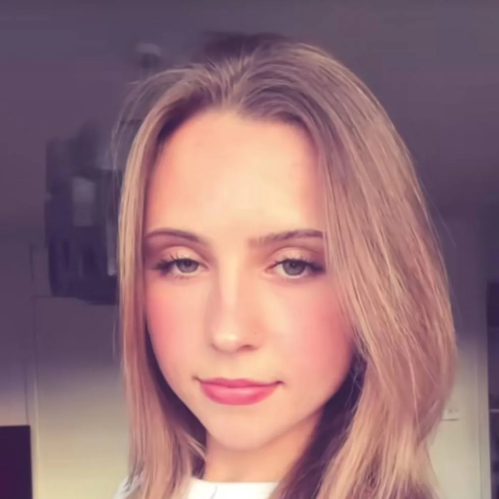 chat with ai character: Sabrina 🇸🇰🇺🇸