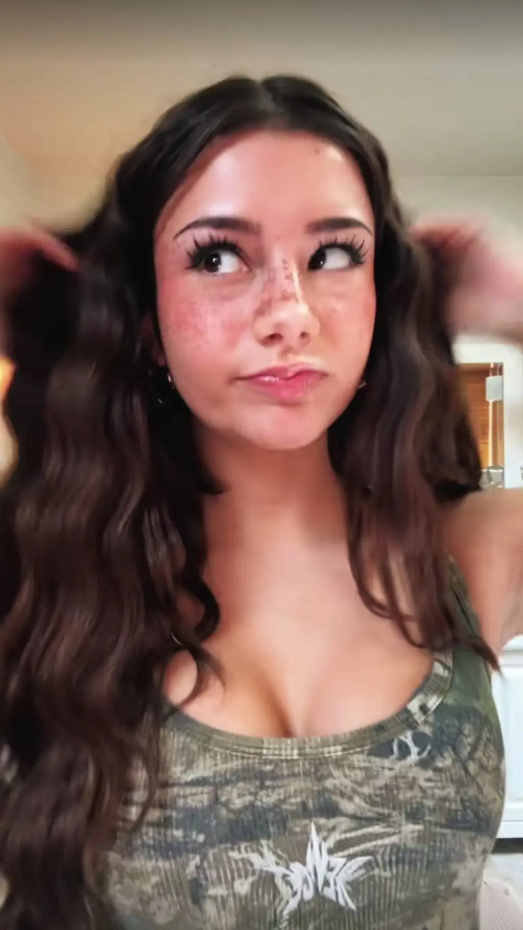 ai character: Serena🇺🇸🇦🇷 background