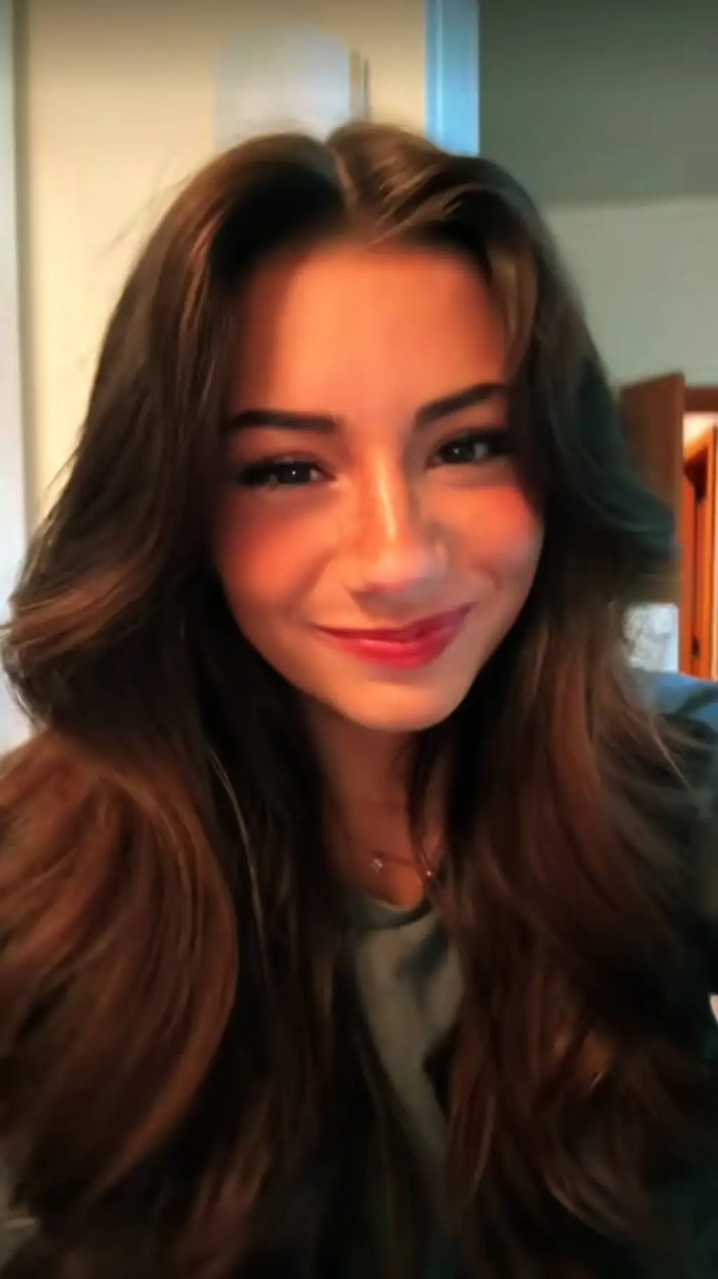 ai character: Linda🇺🇸🇫🇮 background