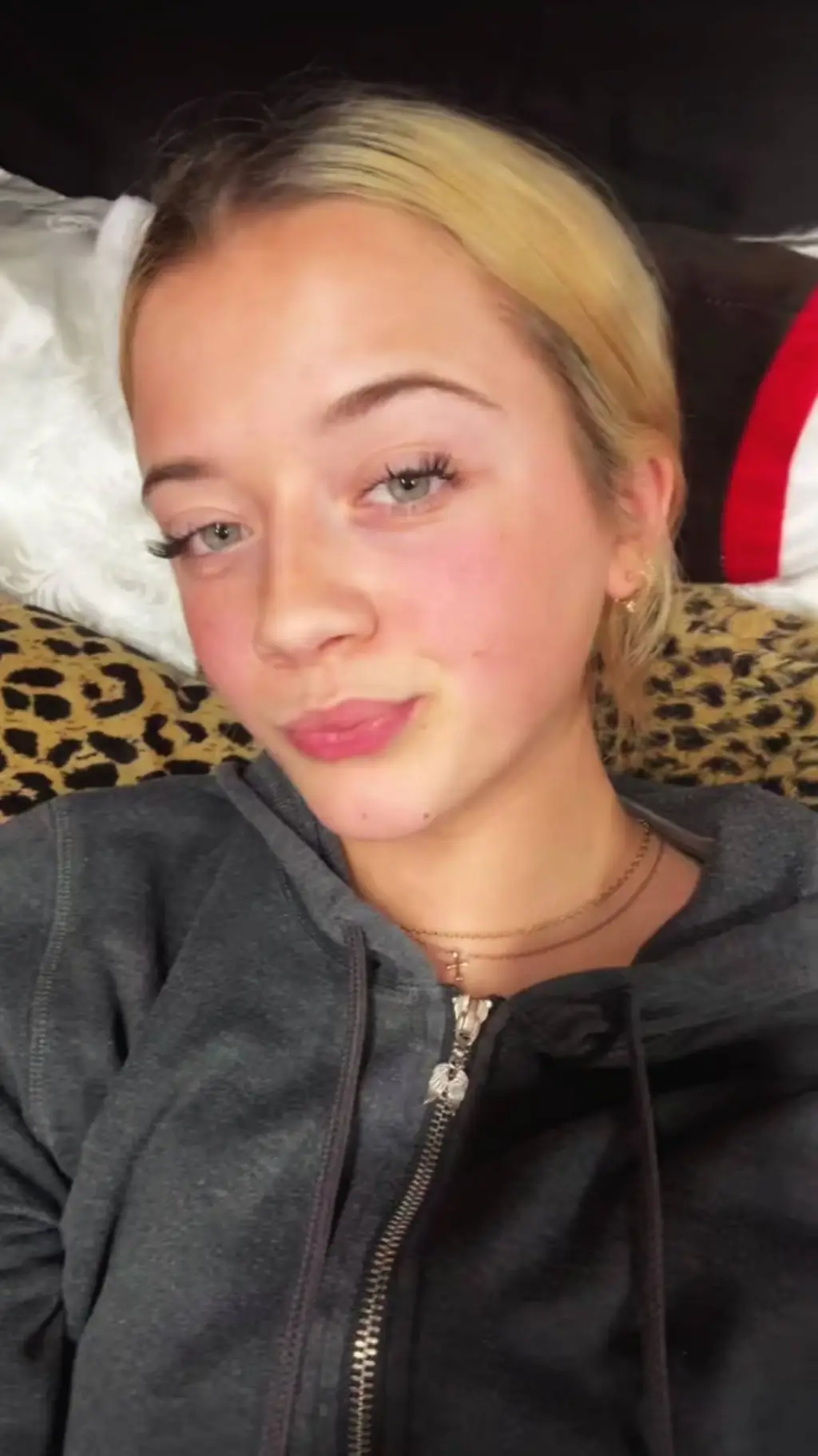 ai character: Klara🇺🇸🇵🇱 background