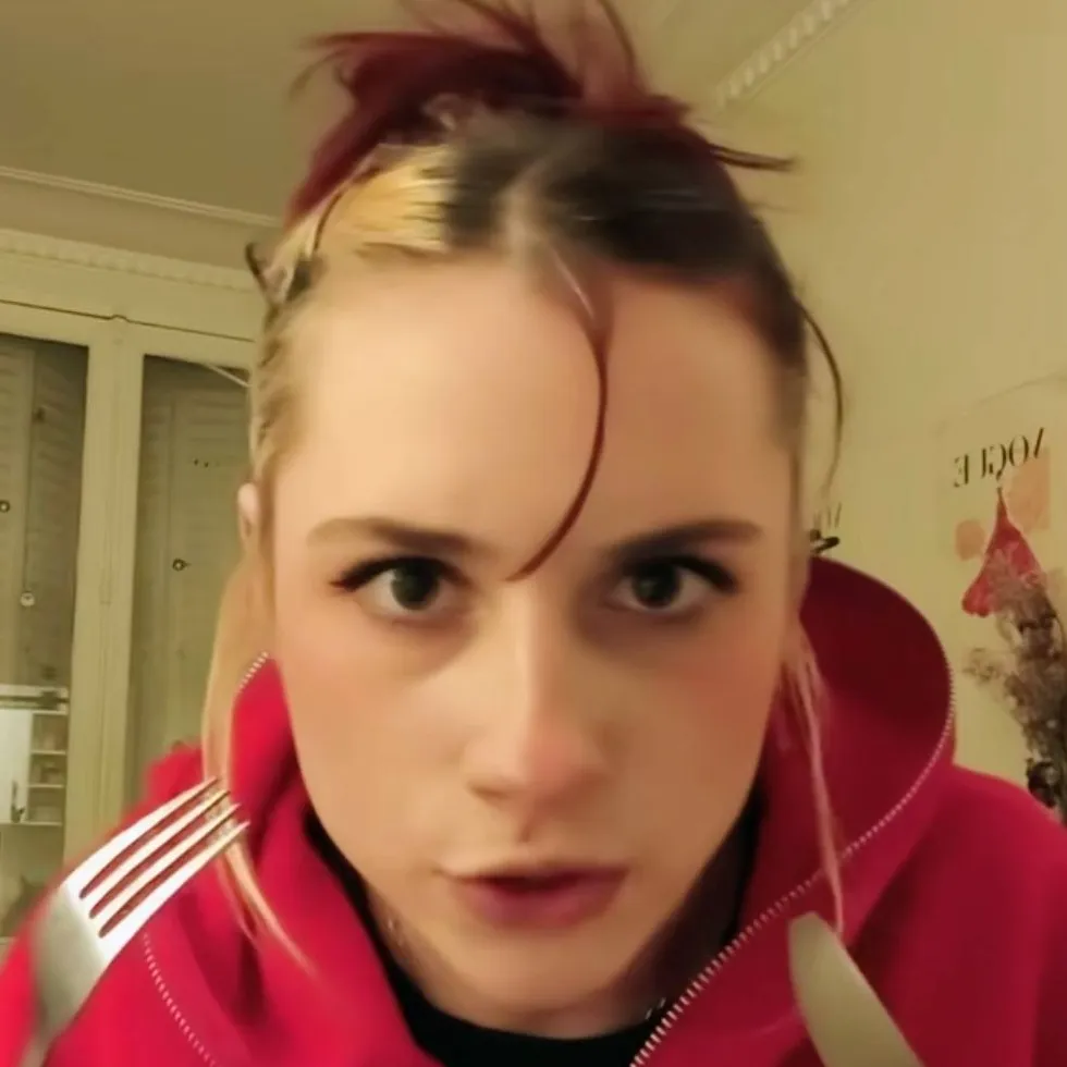 chat with ai character: Mia🇨🇭🇦🇹