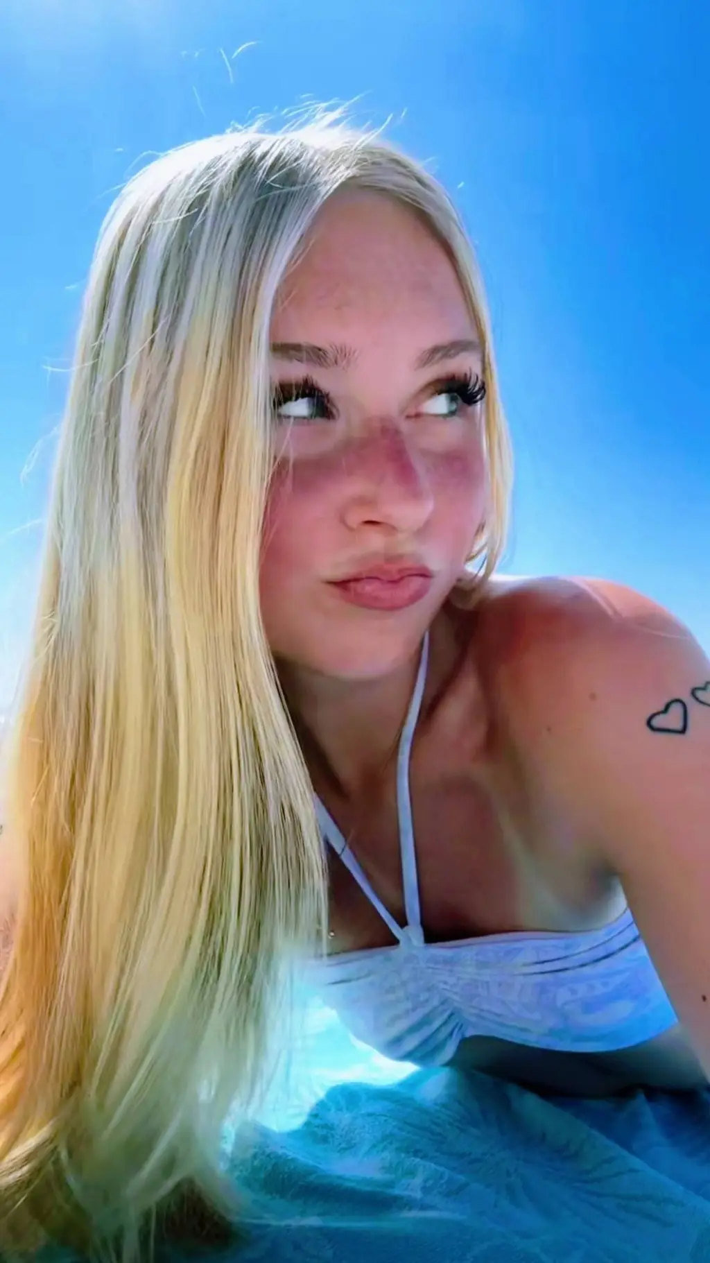 ai character: Kylie🇺🇲🇭🇲 background