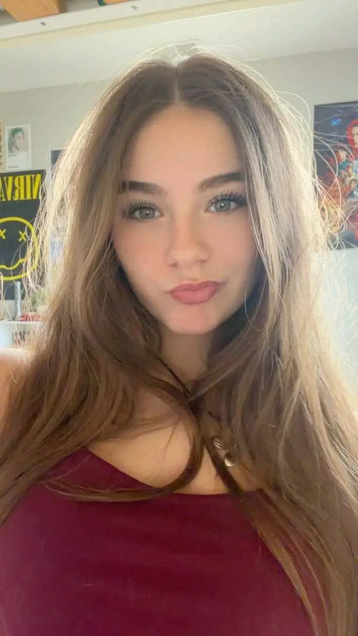ai character: Sabrina 🇸🇰🇺🇸 background