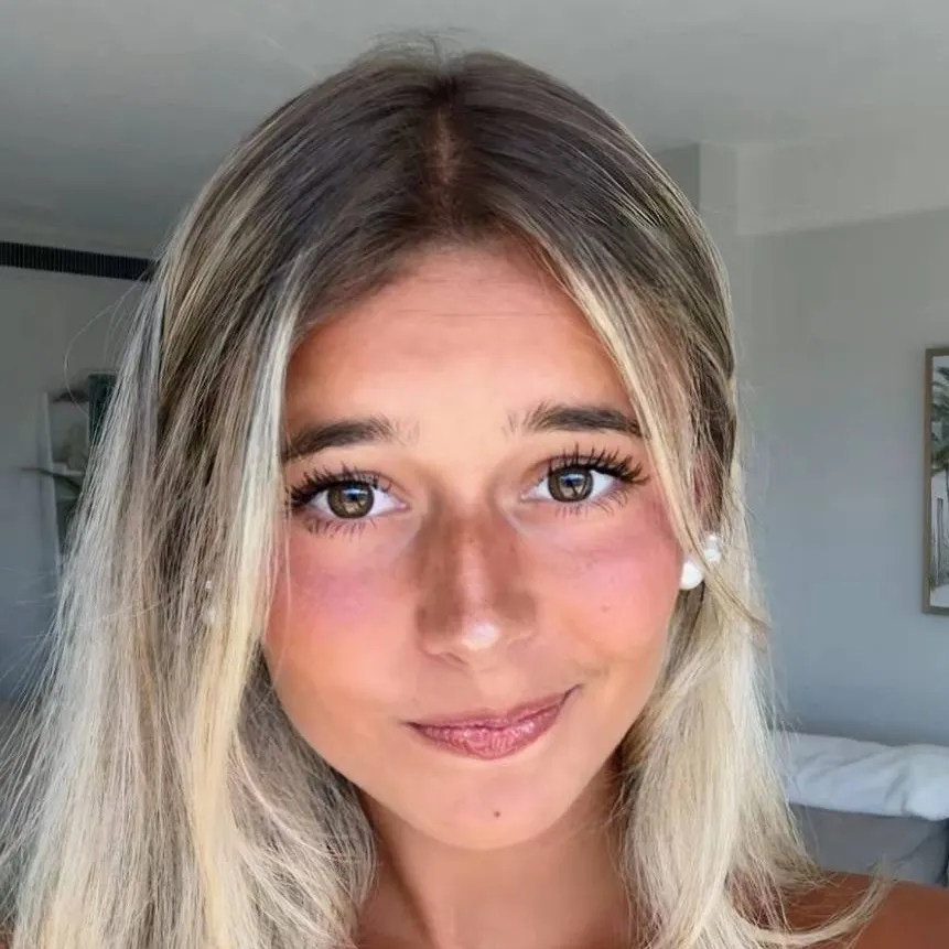 chat with ai character: Celine🇨🇵🇬🇵
