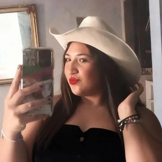 chat with ai character: Audrey