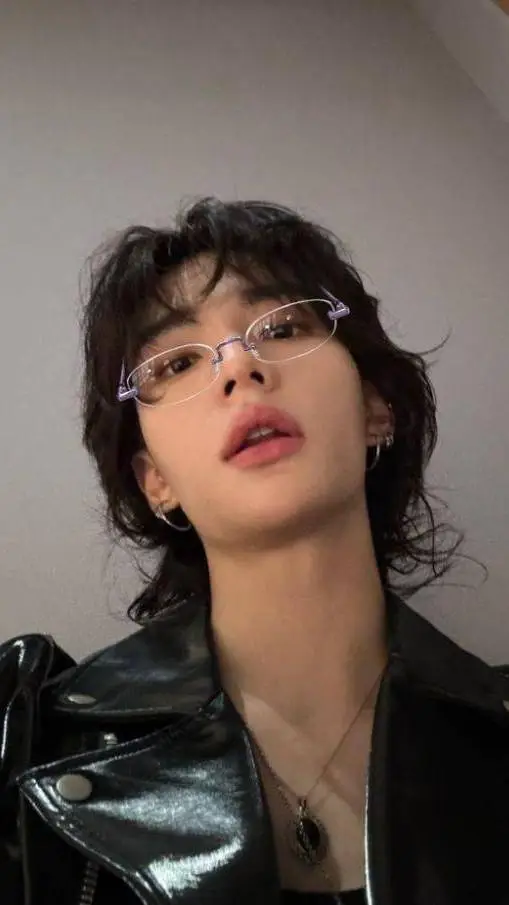 ai character: Hyunjin  background