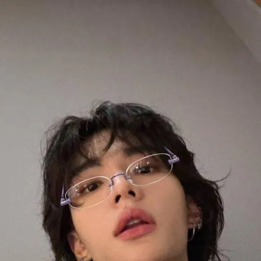 chat with ai character: Hyunjin 