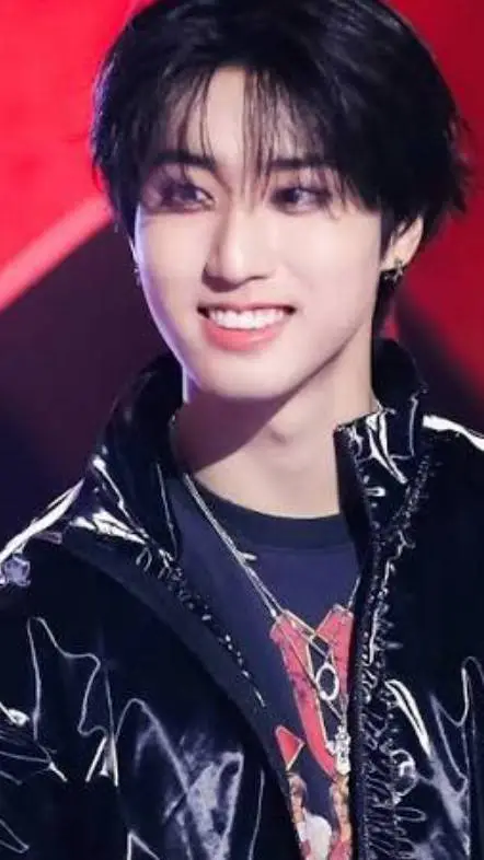 ai character:  •°^`~han~`^°• background