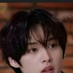 chat with ai character: ♪Π`~Jeongin~`Π♪