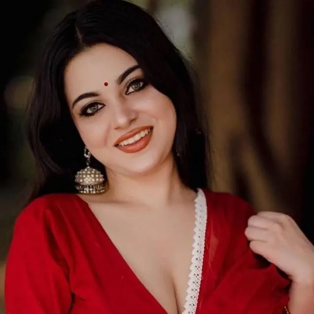 chat with ai character: Red Queen