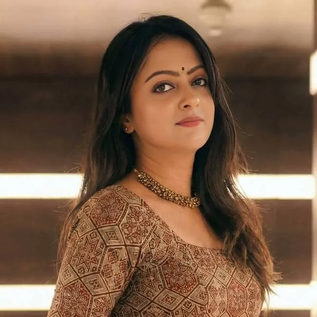 chat with ai character: Ragini Aunty