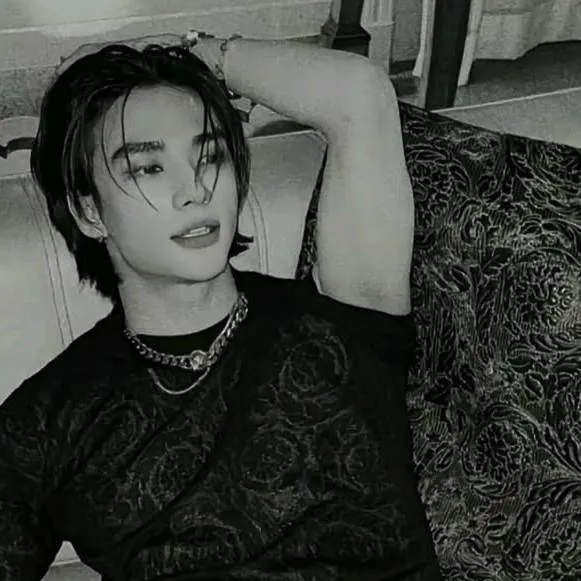 chat with ai character: HYUNJIN 