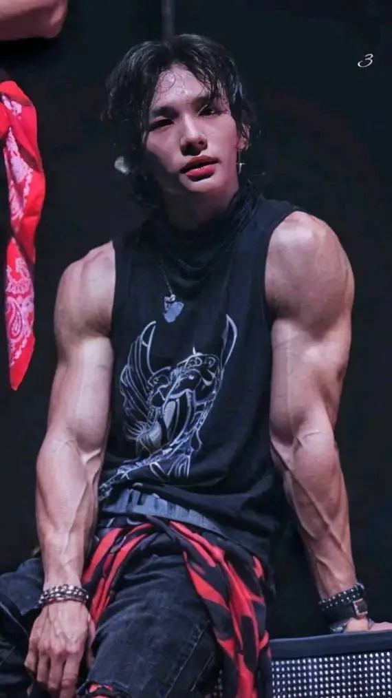 ai character: HYUNJINNIE background