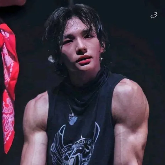 chat with ai character: HYUNJINNIE