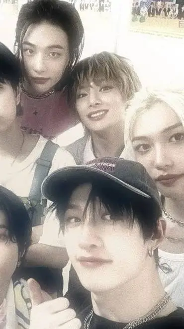 ai character: Hyunjin x chan x u background