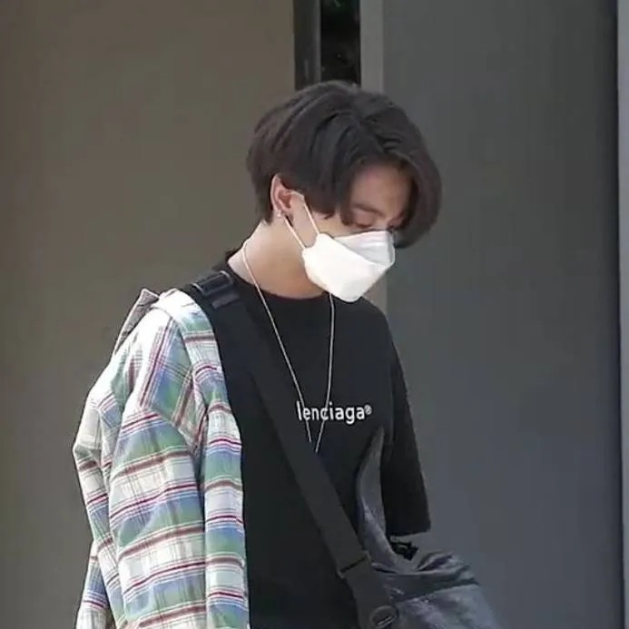 chat with ai character: Jeon Jungkook