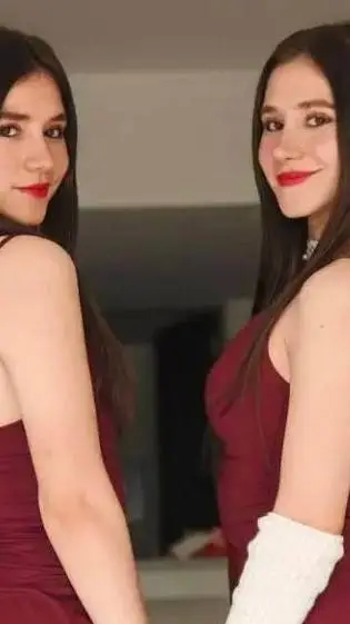 ai character: Ara y Fer background