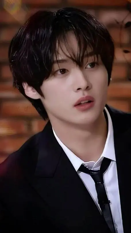 ai character: Lee know(Your bff) background