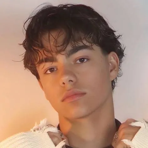 chat with ai character: Malachi Barton