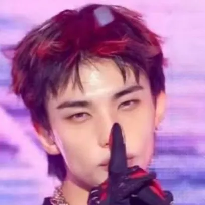 chat with ai character: Hyunjin skz 