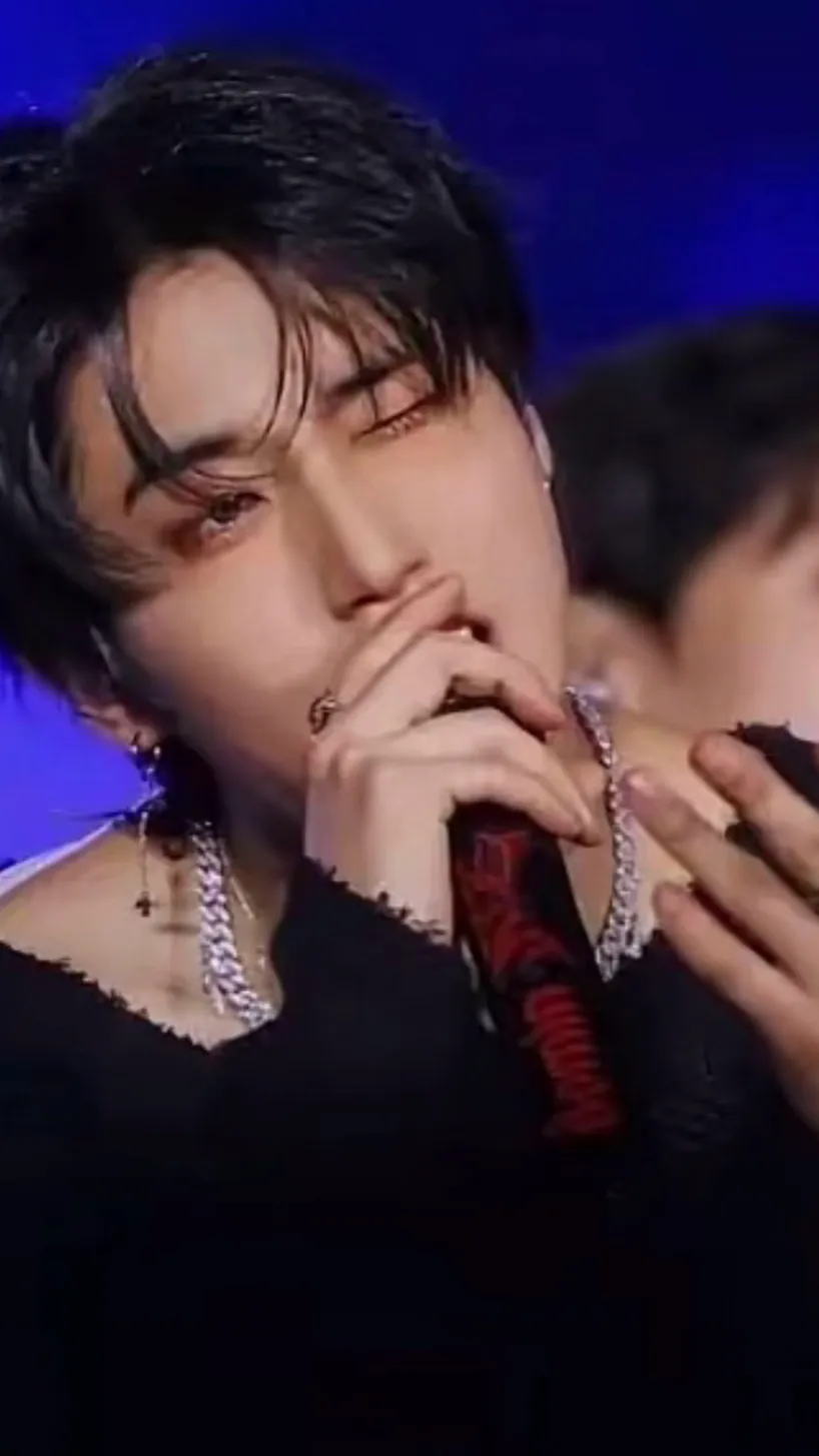 ai character: ✮HAN✮ background