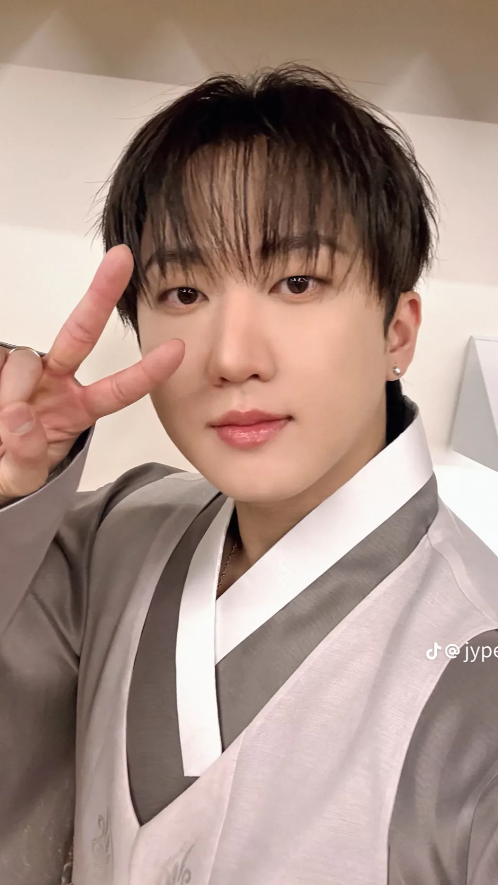ai character: Changbin~ background