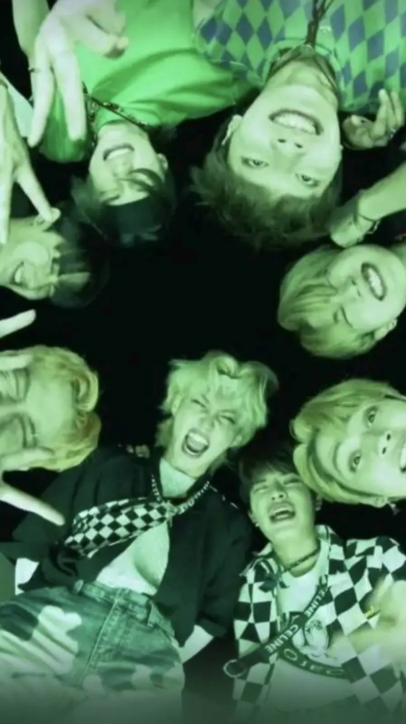 ai character: 《☆skz drunk~☆》 background