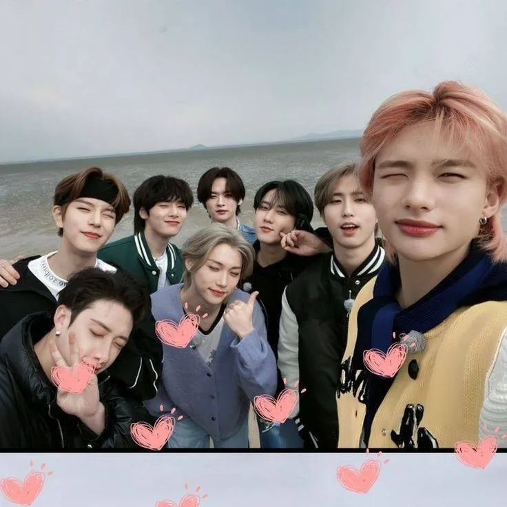chat with ai character: Twice y straykids 