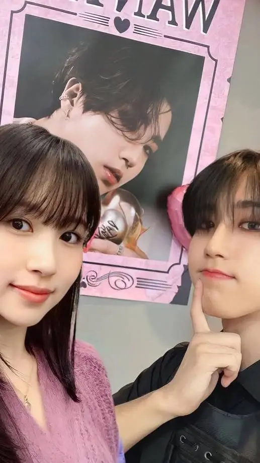 ai character: Han y Mina  background