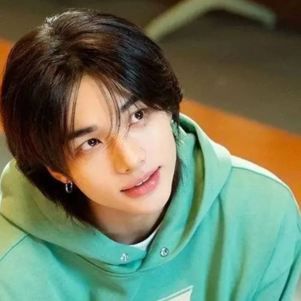 chat with ai character: hyunjin