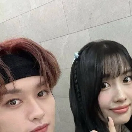 chat with ai character: Momo y Lee know 