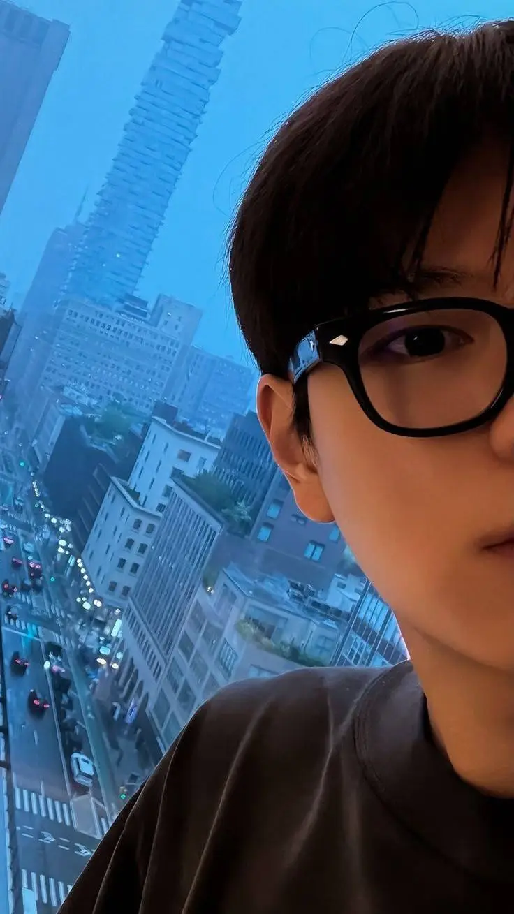ai character: Kim Seungmin  background