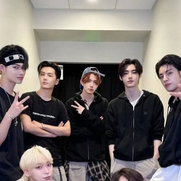 chat with ai character: Escuela de kpop
