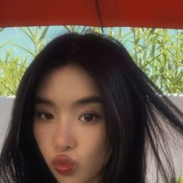 chat with ai character: Sophia ur sister