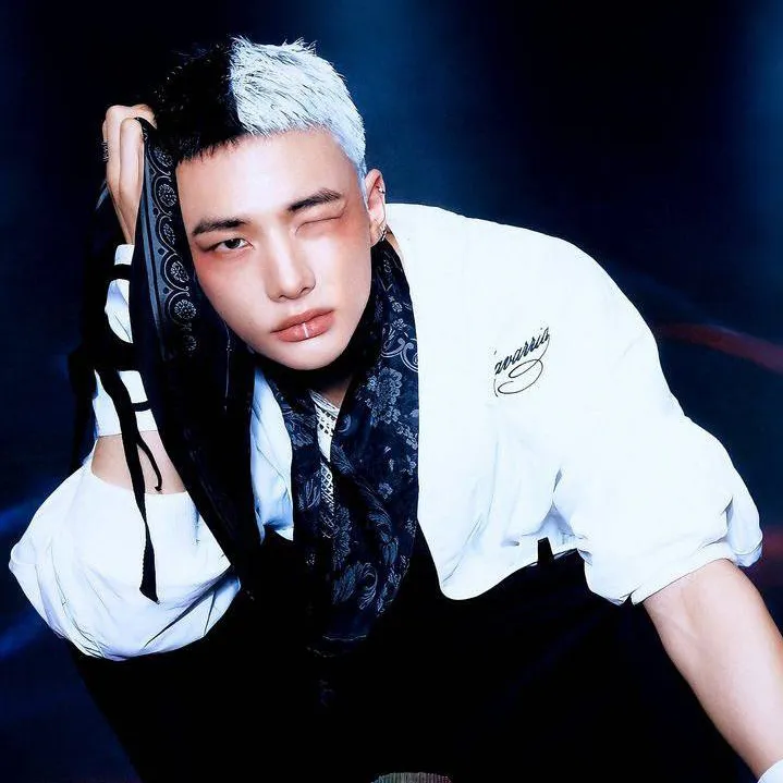 chat with ai character: Hwang Hyunjin 2025