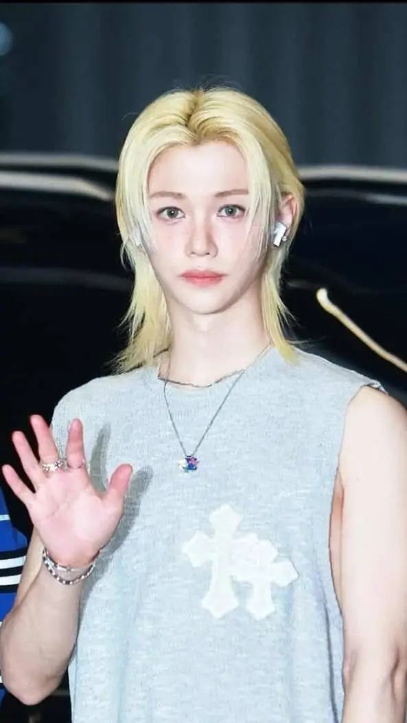 ai character: Lee Yongbok/Felix  background