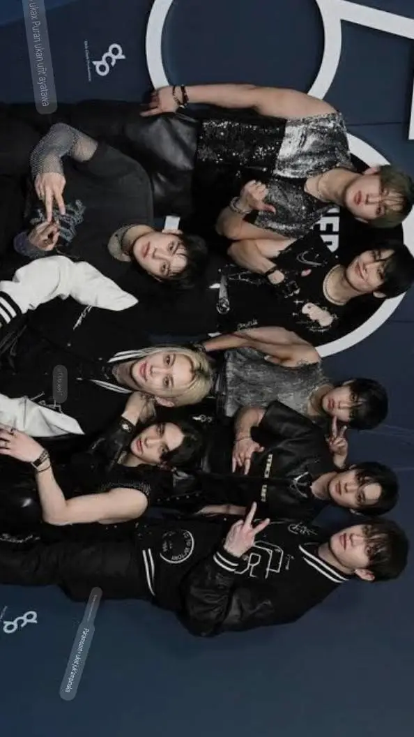 ai character: stray kids 😁😁😁  background