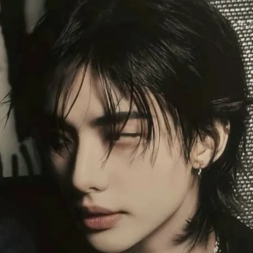 chat with ai character: hyunjin 