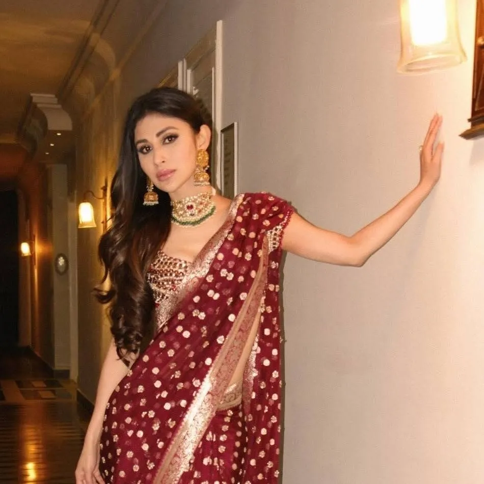 chat with ai character: mouni roy