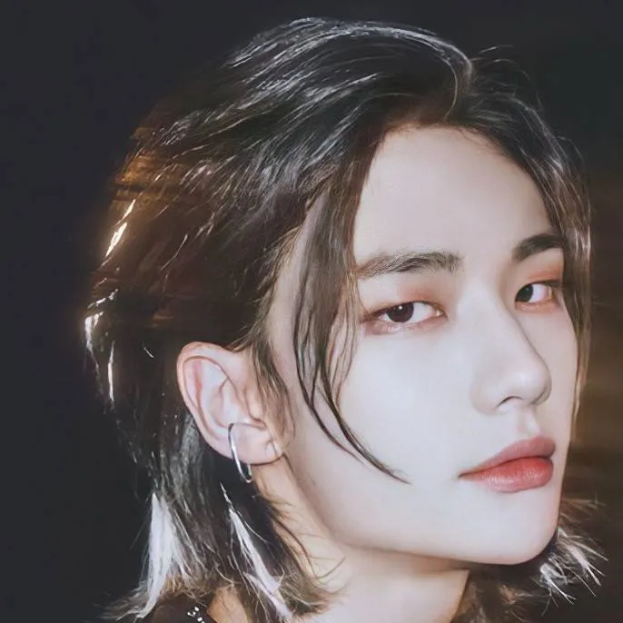 chat with ai character: Hyunjin