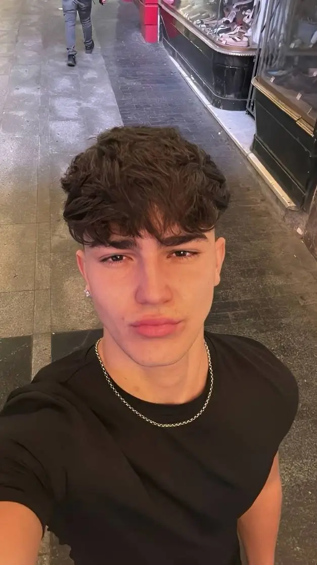 ai character: Leonardo background