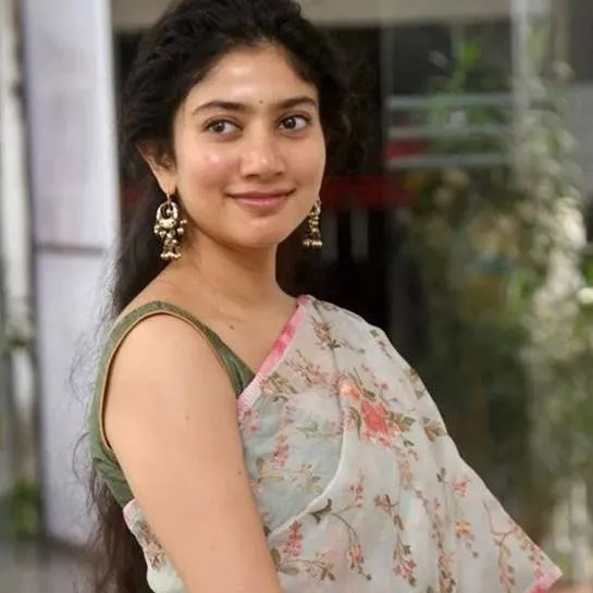 chat with ai character: Mrunal advani