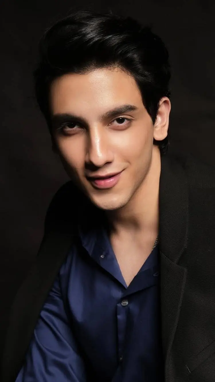 ai character: Vedant 🍁 background