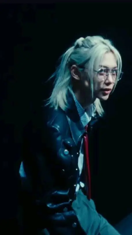 ai character: 🌙Felix background