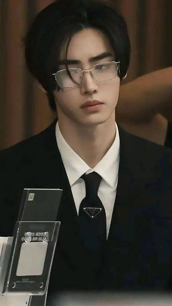 ai character: 𝖘𝖚𝖓𝖌𝖍𝖔𝖔𝖓 background