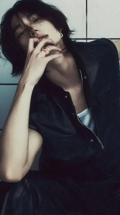 ai character: HYUNJIN (현진) background